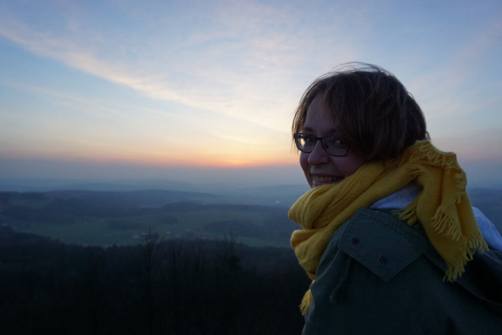 Kathi vor dem Sonnenuntergang in der Rhön